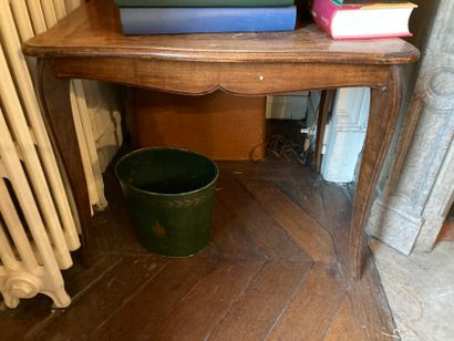 Petite table en bois naturel, reposant sur...