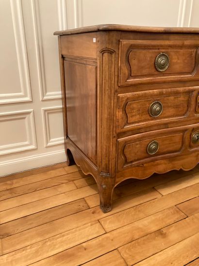 Commode en noyer mouluré, ouvrant par trois...