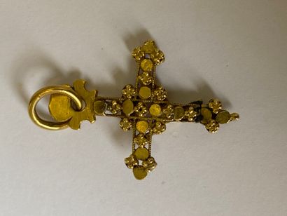 Cross pendant in engraved yellow gold.

18th...