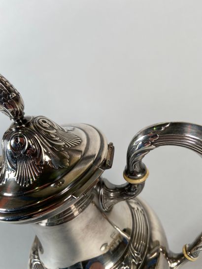Quadripod coffee maker in silver plated metal.

(Detached...