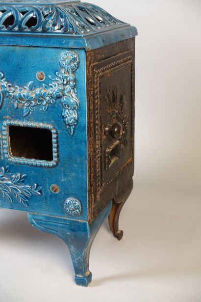 SINGER sewing machine and small blue enamelled...