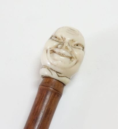 Wooden cane (bamboo?), the pommel in carved...