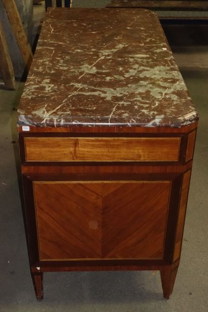 Commode à décor de marqueterie en frisage.

Ancien...
