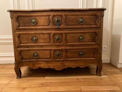 Commode en noyer mouluré, ouvrant par trois...
