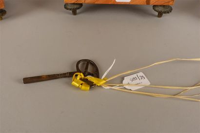 Mantel set composed of a clock and a pair...