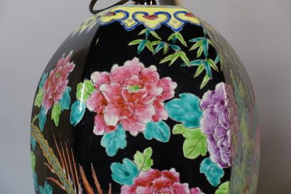 CHINA.

Large Canton porcelain vase.

Late...