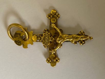 Cross pendant in engraved yellow gold.

18th...