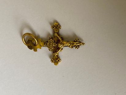 Cross pendant in engraved yellow gold.

18th...