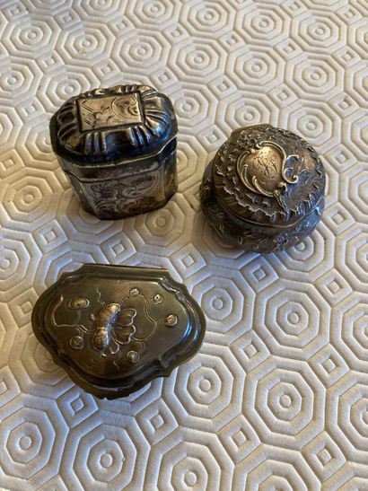 A meeting of three little silver boxes.

Weight:...