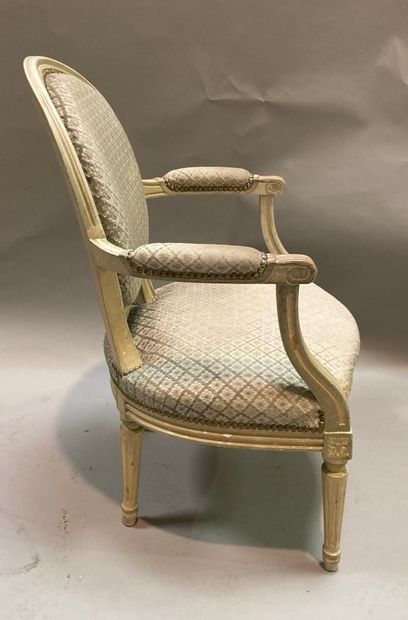 Réunion de quatre fauteuils cabriolet à dossier...