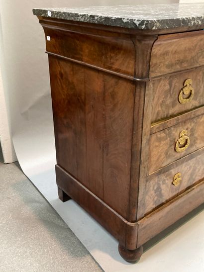 Commode en placage d'acajou flammé ouvrant...