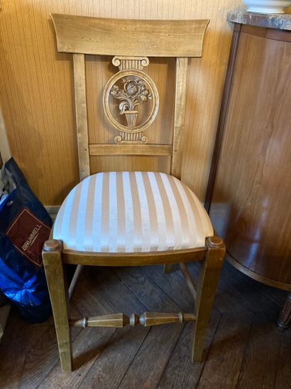 Suite de quatre chaises en noyer à dossiers...