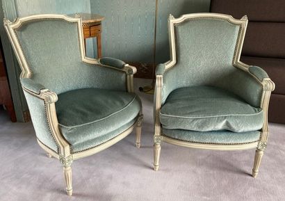 Paire de bergères en bois laqué gris rechampi...