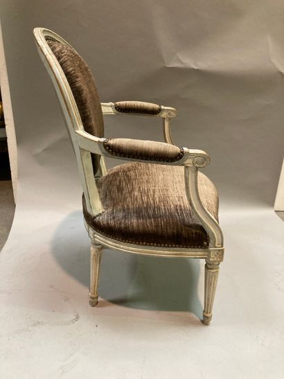 Réunion de quatre fauteuils cabriolet à dossier...