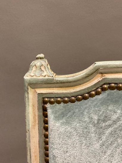 Paire de bergères en bois laqué gris rechampi...
