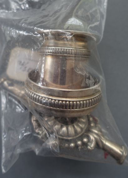 Silver lot comprising:

A kettledrum, a napkin...