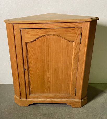 Wooden corner.

High. Width : 86 cm ; Depth...
