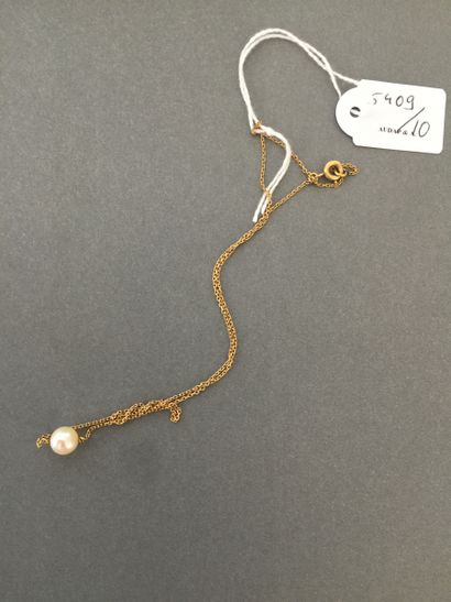 Gold chain decorated with a pearl.

(Accidents,...