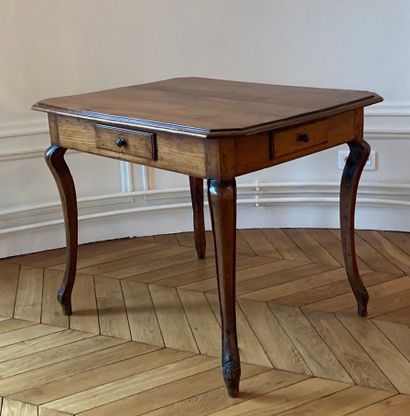 Table à jeu en noyer ouvrant à quatre tiroirs,...