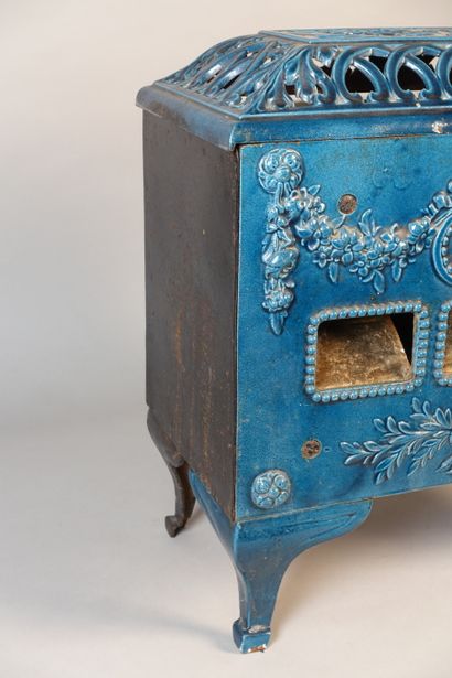SINGER sewing machine and small blue enamelled...
