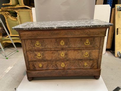 Commode en placage d'acajou flammé ouvrant...