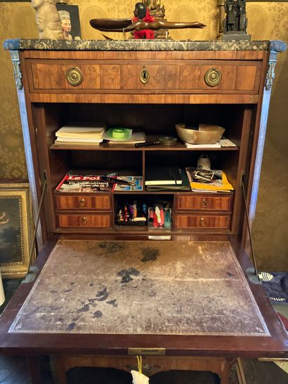 Secrétaire droit en marqueterie à décor d'un...