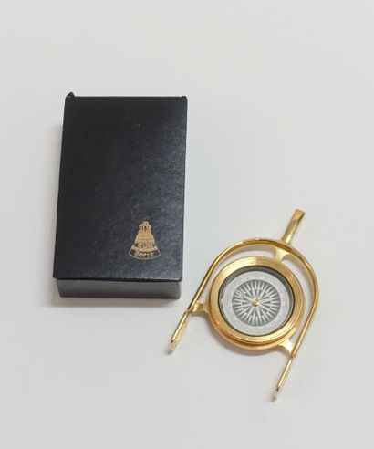 Lot comprising : 

- A large circular gilded...