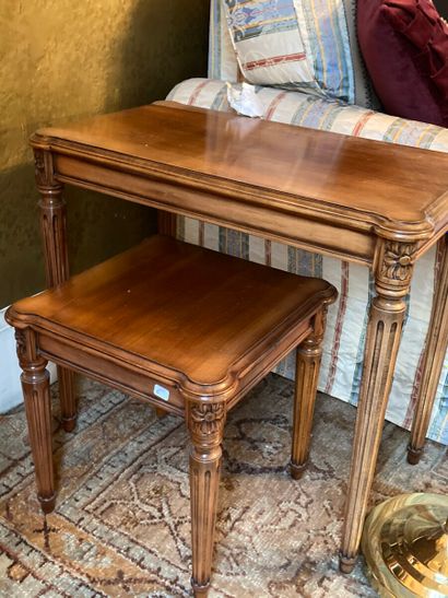 Réunion de trois petits tables en bois naturel...