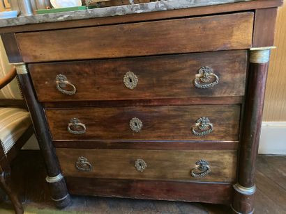 Commode en acajou et placage d'acajou ouvrant...