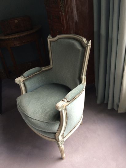 Paire de bergères en bois laqué gris rechampi...