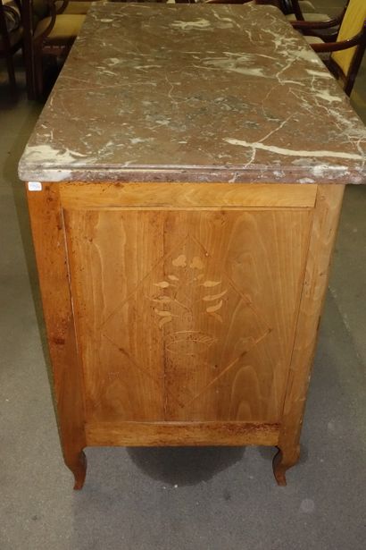 Commode à ressaut à trois rangs de tiroirs...
