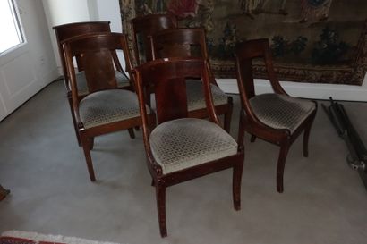 Six chaises gondoles, pieds sabres.

(Accidents,...