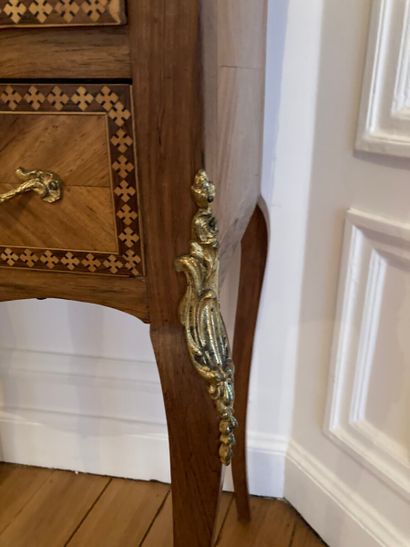 Petite table en marqueterie 