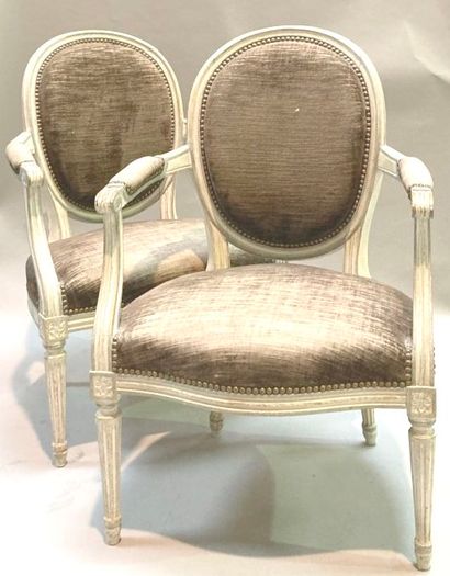 Réunion de quatre fauteuils cabriolet à dossier...