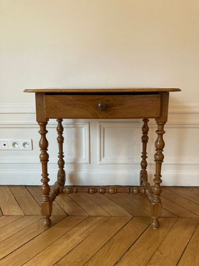 Table en noyer, ouvrant à un tiroir en ceinture,...