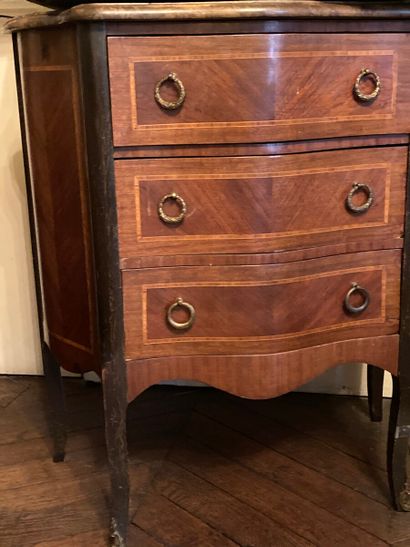 Petite commode en placage à décor d'un filet...