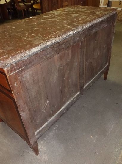 Commode à décor de marqueterie en frisage.

Ancien...