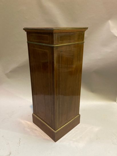 Petite table de chevet en acajou et placage...