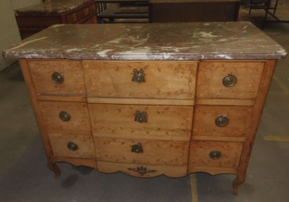Commode à ressaut à trois rangs de tiroirs...