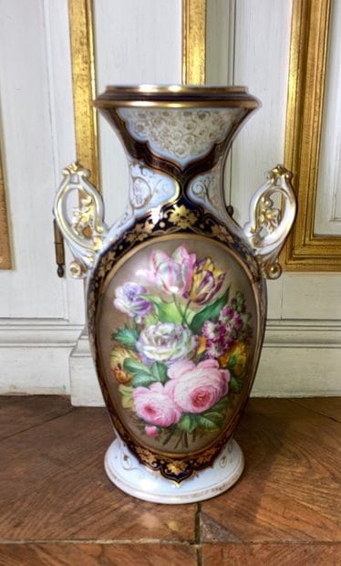 Baluster-shaped vase in porcelain of Paris...