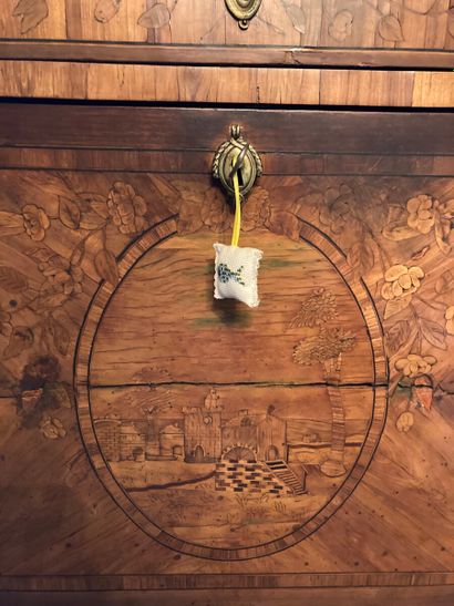 Secrétaire droit en marqueterie à décor d'un...
