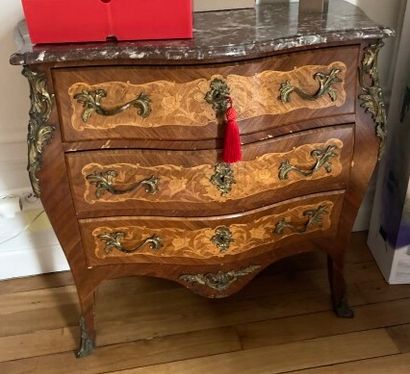 Commode bombée en marqueterie florale, ouvrant...