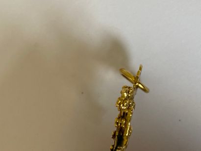 Cross pendant in engraved yellow gold.

18th...