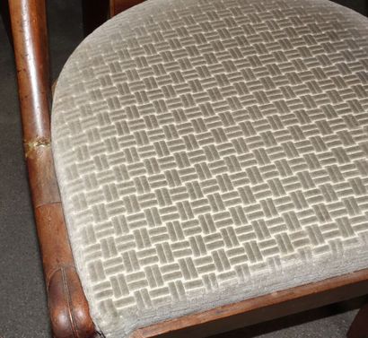 Six chaises gondoles, pieds sabres.

(Accidents,...
