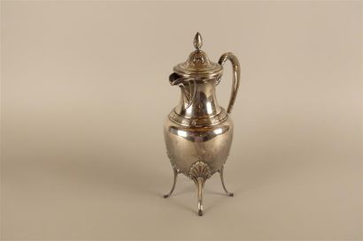 Quadripod coffee maker in silver plated metal.

(Detached...