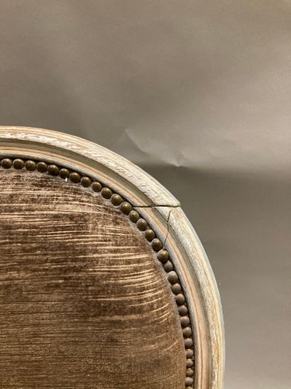Réunion de quatre fauteuils cabriolet à dossier...