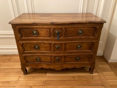 Commode en noyer mouluré, ouvrant par trois...