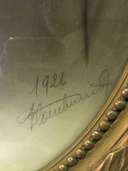 Pair of oval frames decorated with knots...