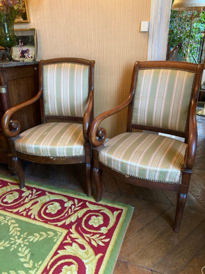 Paire de fauteuils en acajou et placage d'acajou...