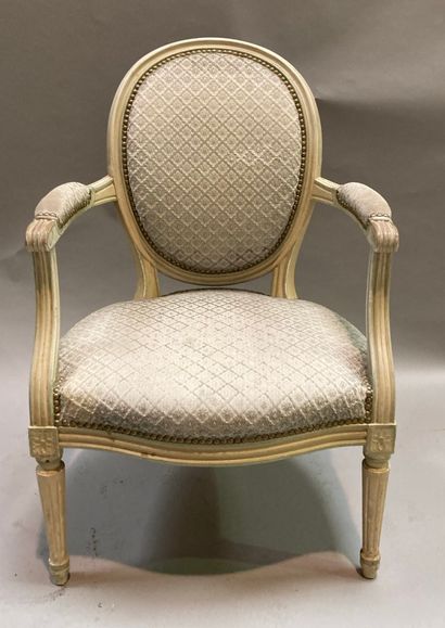 Réunion de quatre fauteuils cabriolet à dossier...